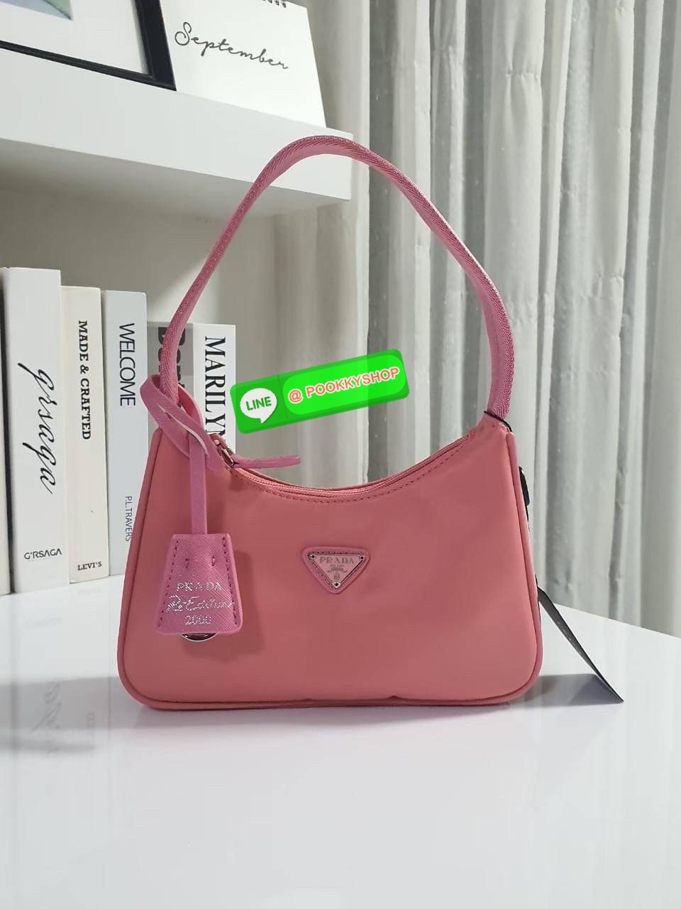 รุ่นใหม่แนะนำ!! รุ่นขายดีในตำนานค่ะ กับงานพรีเมี่ยมกิ้ฟท์ PRADA NYLON HANDBAGS ขนาดกะทัดรัด #อะไหล่เงิน วัสดุทำจากผ้าNylon อย่างหนา อยู่ทรง กันน้ำได้ หายห่วงคะ ด้านหน้ามีโลโก้แบรนด์ เปิดปิดด้วยซิป มาพร้อมสายผ้า ไม่สามารถถอดได้ ภายในบุผ้าลายPrada และป้ายโล