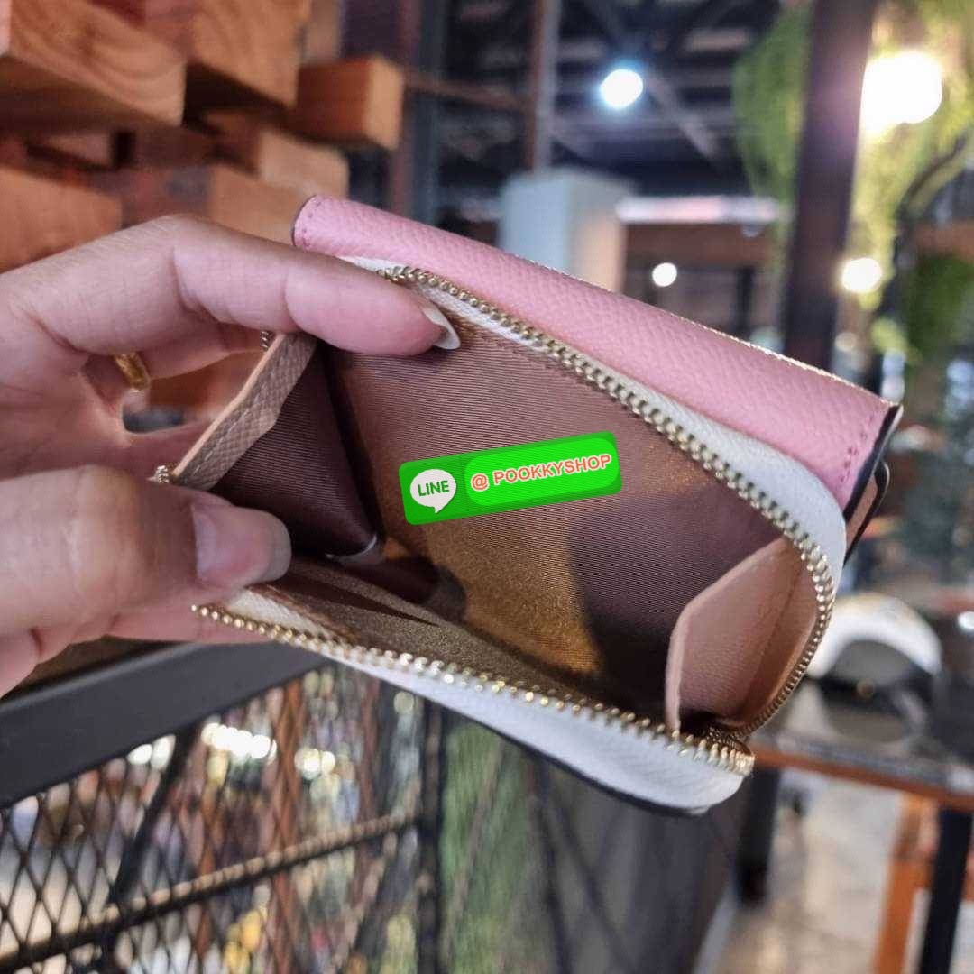 COACH 7331 SMALL TRIFOLD WALLET IN SIGNATURE CANVAS สวยคลาสสิค พกพาง่าย ใบเล็กน่ารักน่าใช้ ต้องยกให้ใบนี้จ้า ตอบโจทย์คนชอบพกน้อยที่สุด!! กระเป๋าสตางค์ใบสั้นหนังแคนวาสเคลือบคุณภาพดี ภายในเป็นหนังแท้ ใส่บัตร ใส่ธนบัตรได้ทุกชนิด มีช่องซิปแยก ใบเดียวใบนี้คือเ