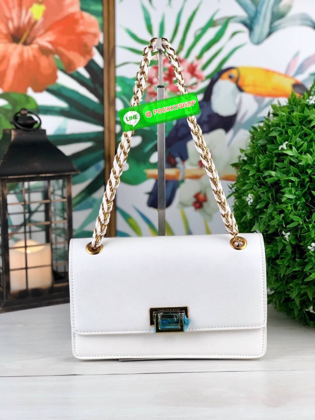 Restock พร้อมส่งครบสีค่า เพิ่มความหรูหราให้คุณกับใบนี้เลยค่ะ Charles & Keith Chain Strap Shoulder Bag กระเป๋าสะพายสายโซ่วางอยู่ทรง วัสดุหนังลายเกรน ตัดกับอะไหล่สีทองหรูหราลงตัว เปิดปิดแบบตัวดันล็อก ด้านในมีช่องซิปเล็ก1 ช่อง จุของได้ดี ใส่กระเป๋าเงินใบยาวไ