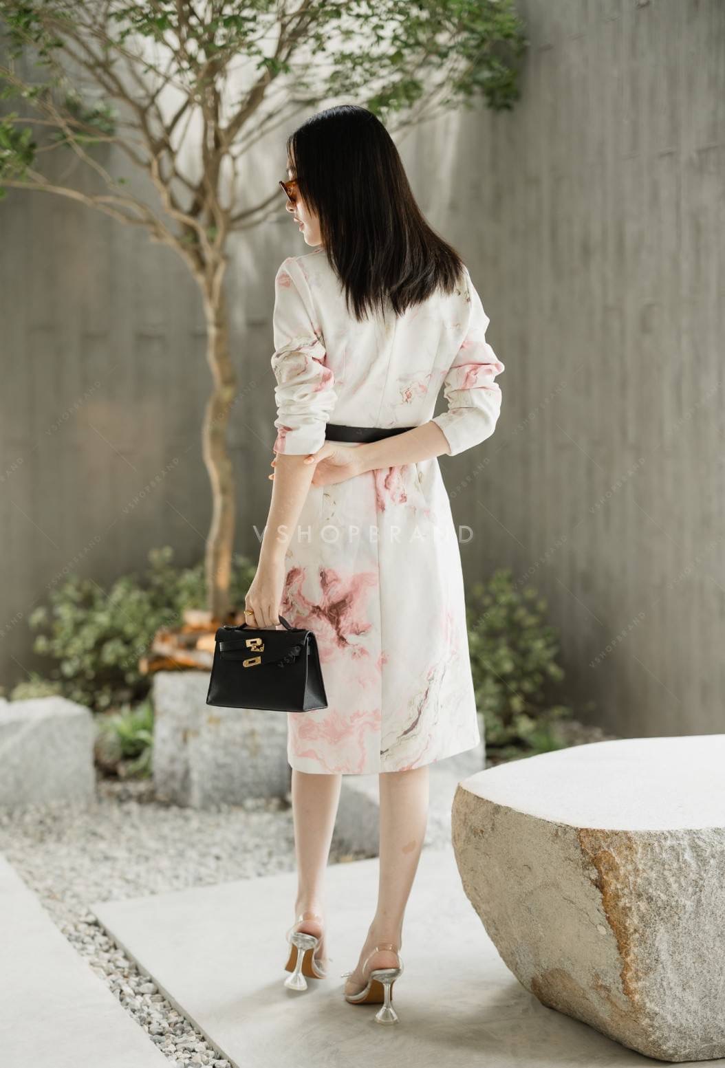 เดรสทรงสูทกระดุมคู่ พิมพ์ลวดลายหินอ่อน แต่งกระเป๋าข้าง มาพร้อมเข็มขัด CD ใส่แล้วเข้ารูป เก็บสรีระสวย ทางแบรนด์เลือกผ้าอย่างดีในการตัดชุด เย็บติดซับใน ใส่แล้วเรียบหรูดูผู้ดีมากค่ะ