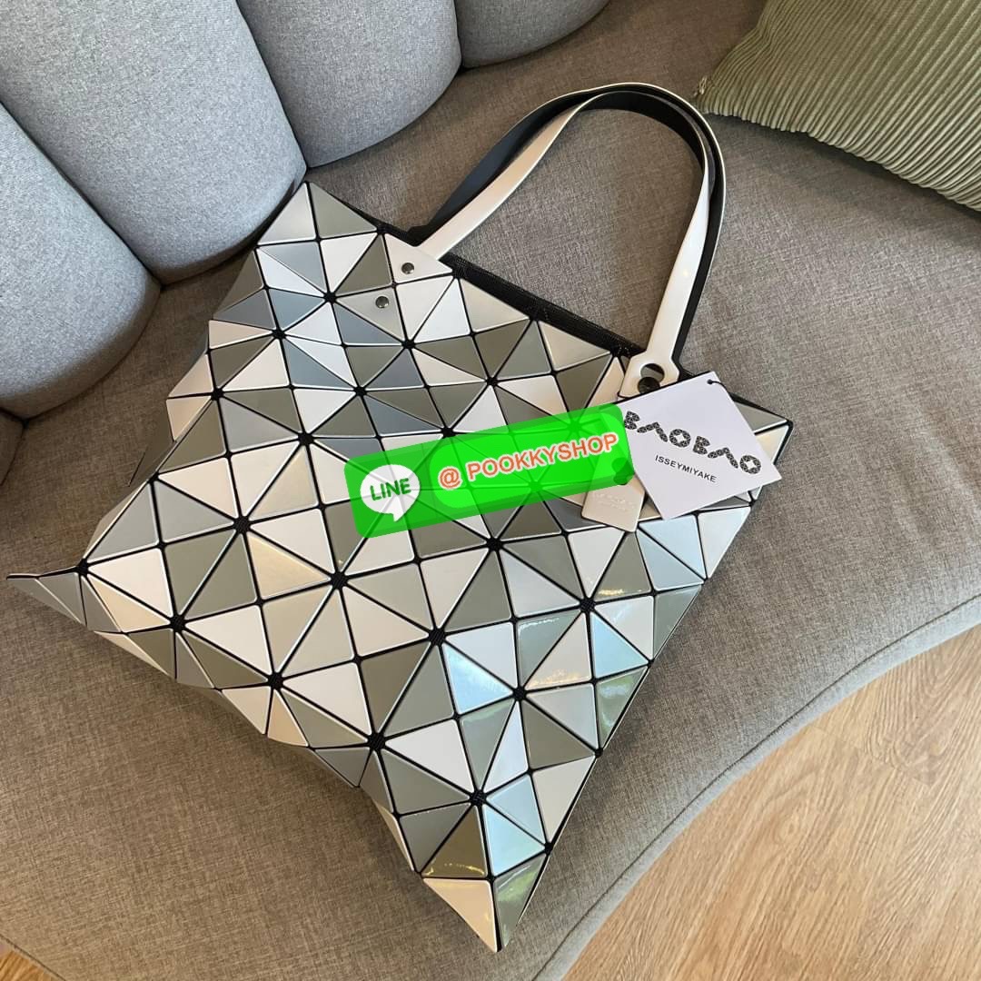 BAO BAO ISSEY MIYAKE ICHIMATSU TOTE BAG กระเป๋าโท้ทลาย ICHIMATSU (ลายตาหมากรุก) และลายธงตาหมากรุก ความแตกต่างระหว่างแสงและความมืดเชื่อมโยงกับการเคลื่อนไหวของชิ้นงาน ทำให้เกิดผลกระทบเมื่อรูปทรงของกระเป๋าเปลี่ยนไป การผสมผสานที่ลงตัวของชิ้นใหญ่และชิ้นเล็กช่ว