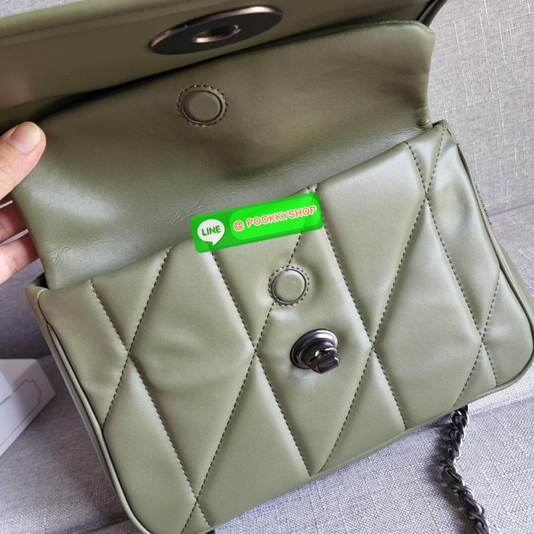 COACH Pillow Madison Shoulder Bag With Quilting (COACH C8560) สวยหรูมงลงมากแม๊ กระเป๋าสะพายข้าง คอสบอดี้ หรือสะพายไหล่คู่ สายโซ่สวยหรู วัสดุหนังแท้นิ่มมือ สัมผัสแล้วรับรองหลงเลยคะ ตัวล็อคแบบ Turnlock มีซับในผ้า ภายในช่องโล่ง มีช่องซิปแยก ด้านหลังกระเป๋ามี