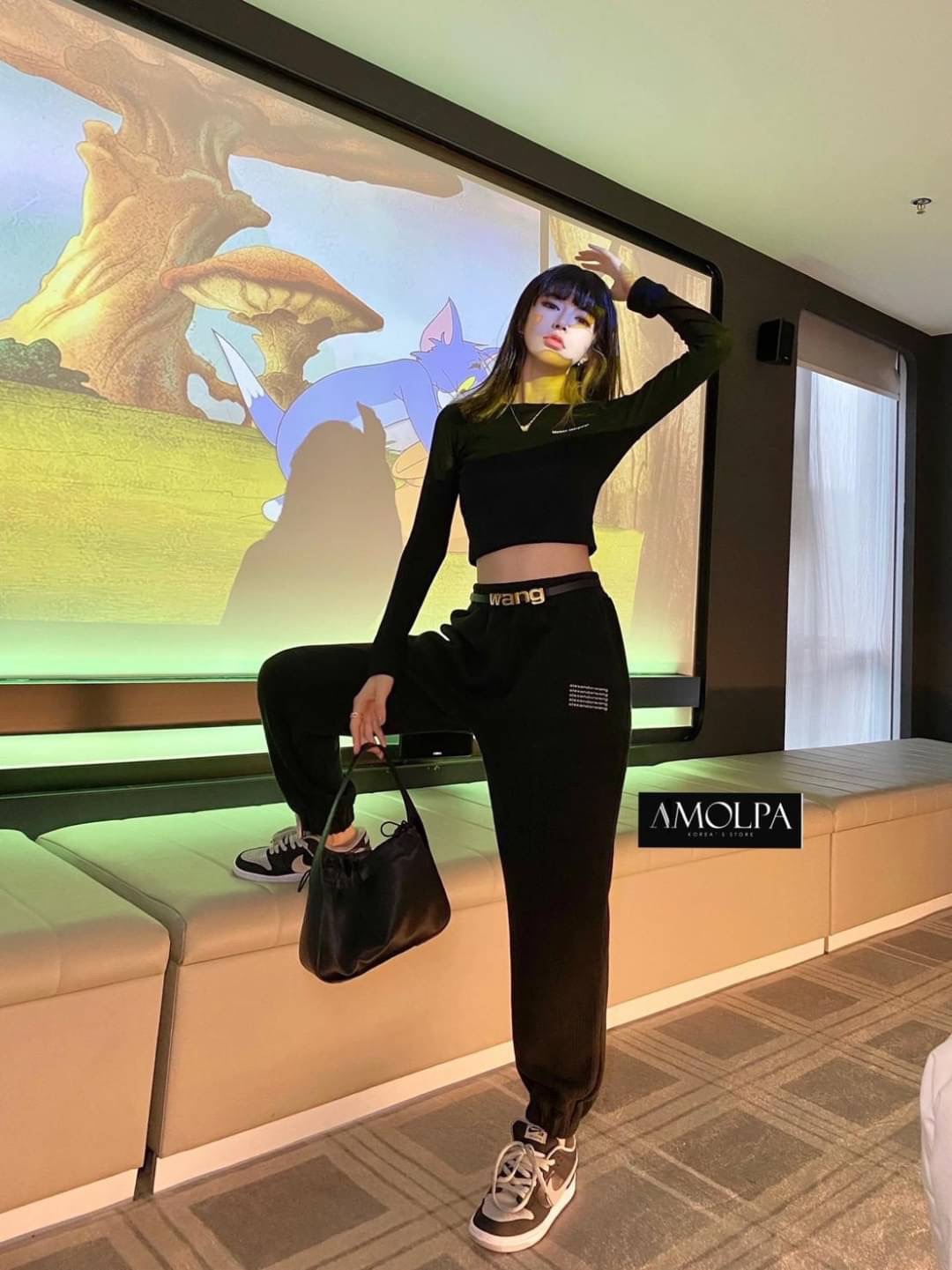 Detail : กางเกง Alexander งานใส่สบาย ชิวๆ แต่งเข็มขัดหัวทองด้านหน้า สวยยเริ่ดดดด งานแน่น ไม่เหมือนใคร ผ้าเก็บทรงสวย งานสวย ใส่แล้วพอดีตัว เข้ารูป ใส่สวยยยมากๆ สามารถใส่ได้ทุกโอกาส งานดีค่ะ แมทซ์กับอะไรก็สวย หรู ดูแพง ห้ามพลาดเลยน้า ป้าย Tag Alexander