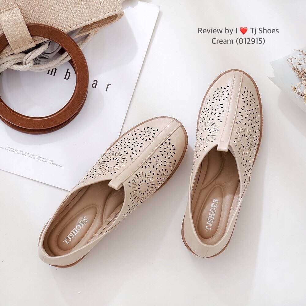 พร้อมส่งรองเท้าเพื่อสุขภาพ ที่ทั่งเกร๋ทั้งน่ารักสุดๆ รองเท้ารุ่นนี้เป็นงานสั่งทำพิเศษ หนังนิ้มนิ่ม ฉลุลายน่ารักๆ มีรูระบายอากาศใส่แล้วเท้าไม่อับ น้ำหนักเบา ใส่นุ่มเดินทั้งวันได้สบายมากๆ ส้นยางเกรดพรีเมี่ยมอย่างดี แมทกับชุดอะไรก็เกร๋ เป็นรุ่นแนะนำ ซื้อไปรั