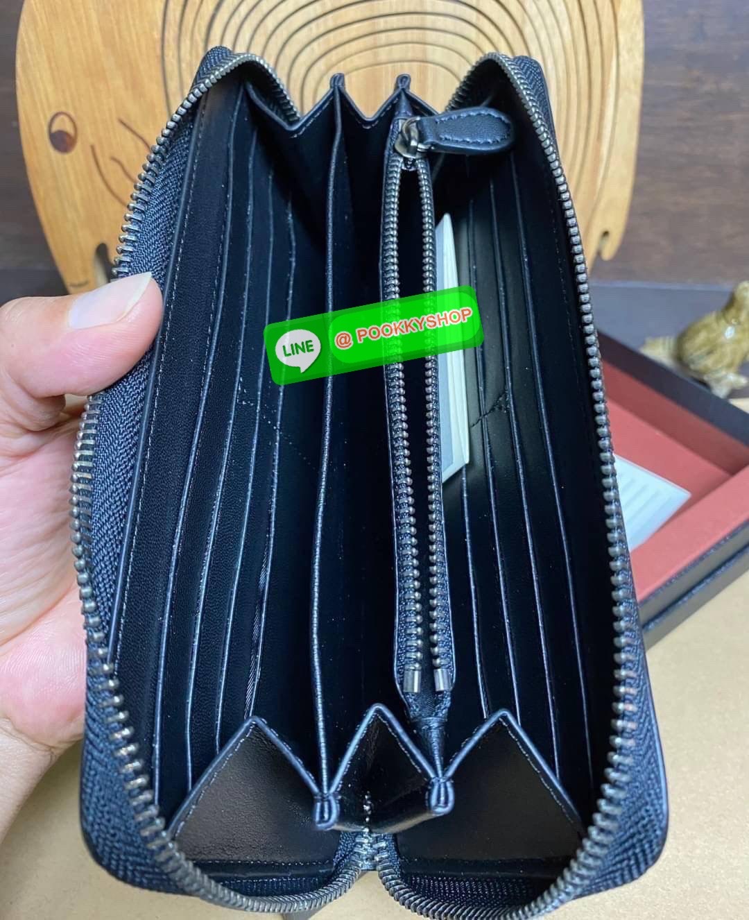 COACH ACCORDION ZIP WALLET IN SIGNATURE CANVAS กระเป๋าสตางค์ใบยาว ซิปรอบ ใช้งานง่าย ด้วยฟังชั่น ด้านใน ใส่บัตรได้จุใจ มีช่องซิปใส่เหรียญตรงกลาง โดนใจหลายๆคนไปเรียบร้อยและคลาสสิค เรียบหรูดูแพงตลอดกาล ยกให้รุ่นนี้เลย