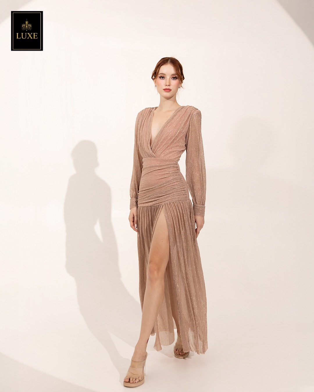 เดรสแฟชั่น แม็กซี่เดรสเสื้อคอวีป้าย แขนยาวเสริมไหล่ กระโปรงจับเดรปย่นเข้ารูปตรงสะโพก