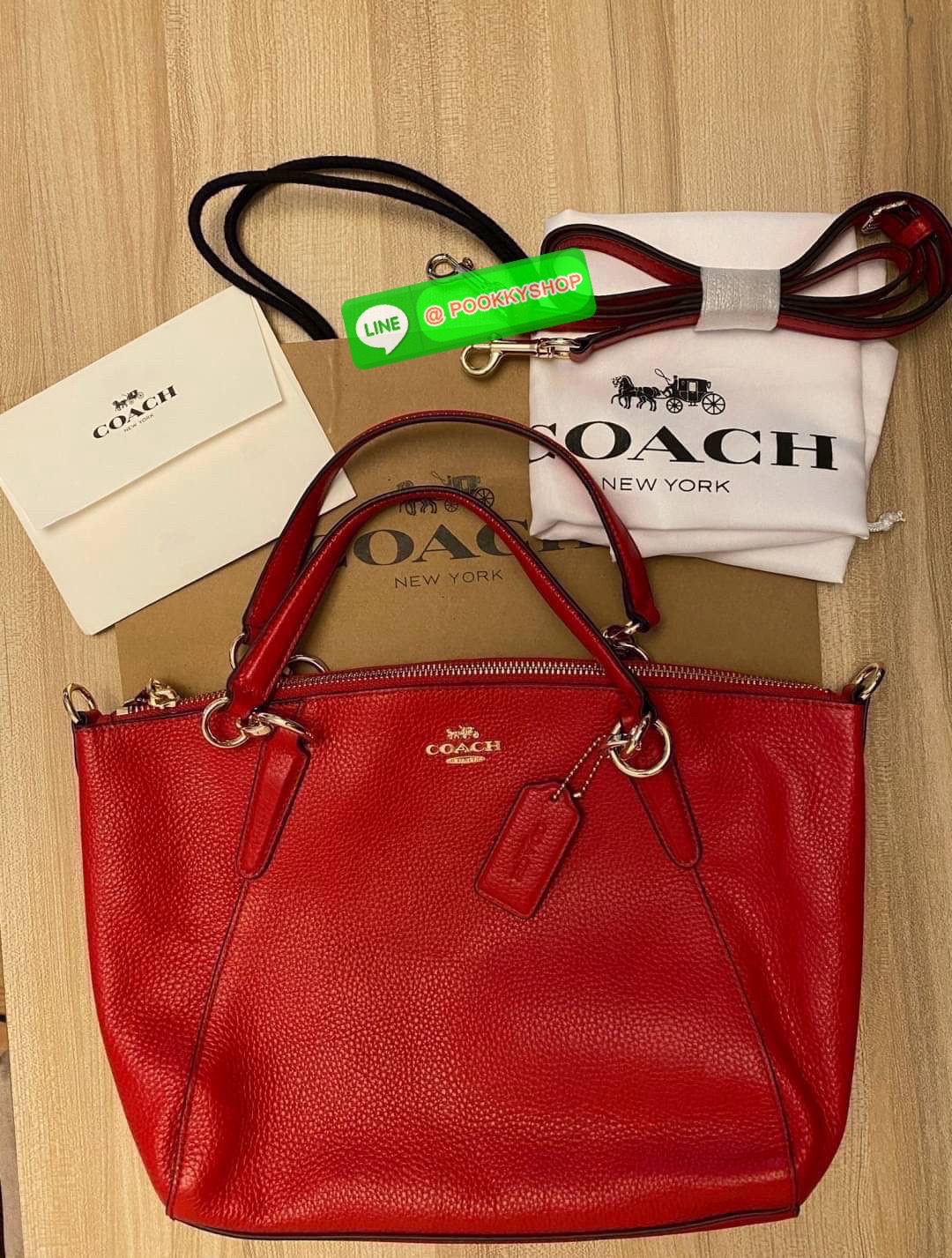 Coach F36675 Pebble Leather Satchel สีแดงหรูหรา | หนังแท้ | ทรงซิปบน | ใบใหญ่จุใจ❤️ สะดุดตาทุกมุมมองกับ Coach F36675 ใบใหญ่ทรงซิปบนที่ใช้งานได้ทุกวัน หนังแท้สัมผัสนุ่ม สีแดงหรูโดดเด่น ตัดกับฮาร์ดแวร์ทองอย่างลงตัว ใส่ของได้จุใจ ทั้งกระเป๋าสตางค์ มือ