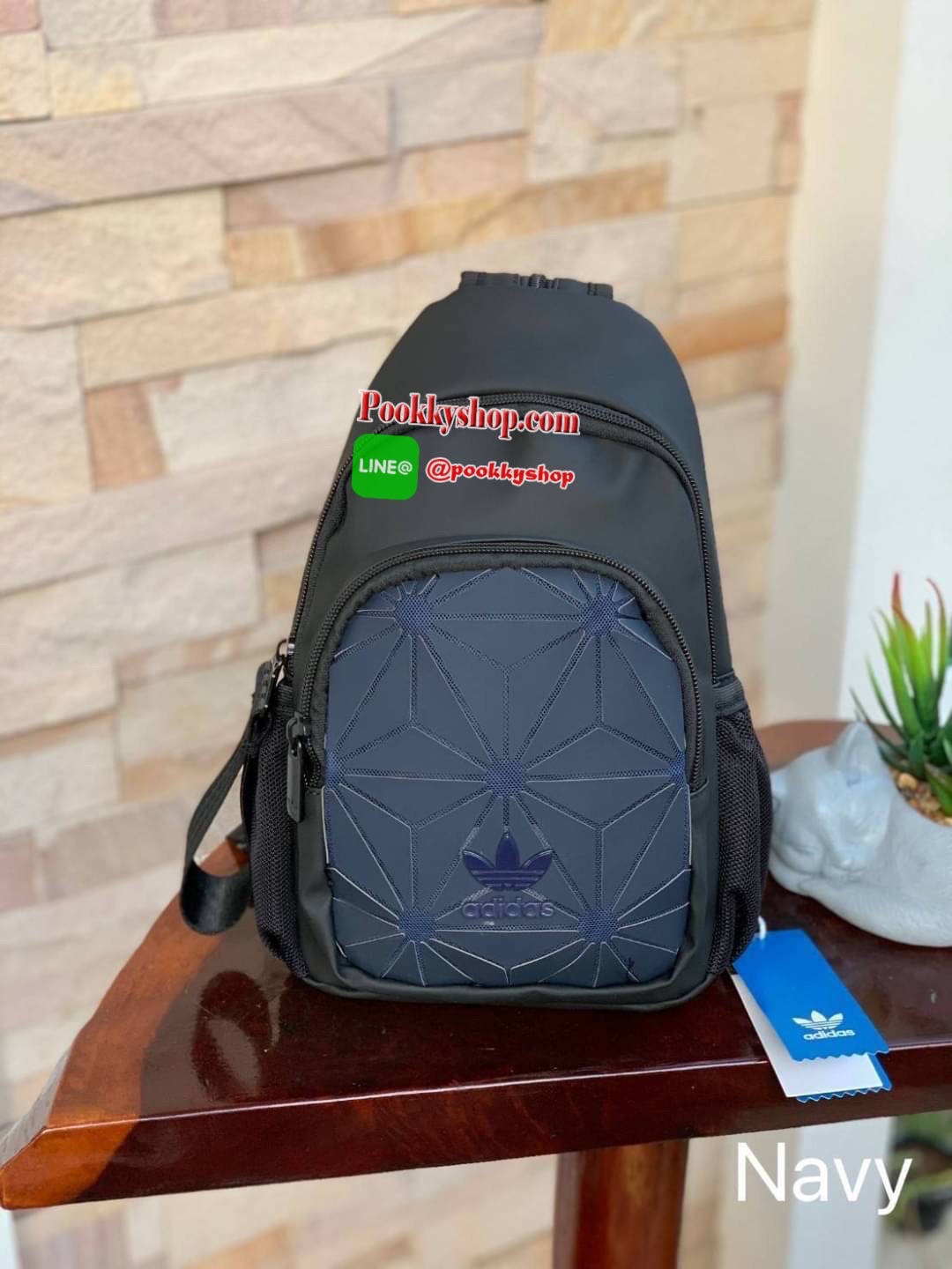 Adidas 3D Expect Originals Bag กระเป๋าสะพายคาดอก ขนาดกลาง ด้านหน้าแต่งดีเทลแบบ3D ในมีช่องแยกใส่มินิไอแพค หรือกระเป๋าสตางค์ทรงยาว มีสายสะพายที่ทันสมัยเป็นสายซิป เพราะนอกจากจะเป็นเป้สะพายแล้ว ยังสามารถนำมาสะพายไหล่ได้ มาในแบบลุคช์สไตล์ลำลองเพื่อให้คุณใช้งาน