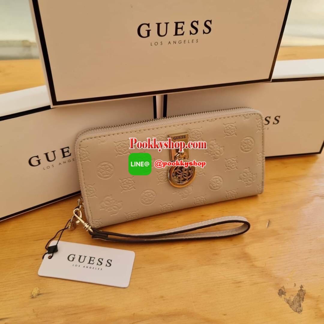 สินค้าใหม่!! กระเป๋าสตางค์ Guess ใบยาว ด้านหน้าปั้มชื่อแบรนด์บนโลหะ และห้อยโลหะโลโก้แบรนด์ หนังดีงามมาก เปิดมาด้านในมีช่องใหญ่3ช่องมีช่องซิป1ช่อง มีช่องเสียบบัตรและมีช่องซิปด้านหลัง1ช่องใช้งานได้จริง พร้อมกับสายคล้องมือบอกเลยรุ่นนี้ดีงามมากจ้าสาวๆ