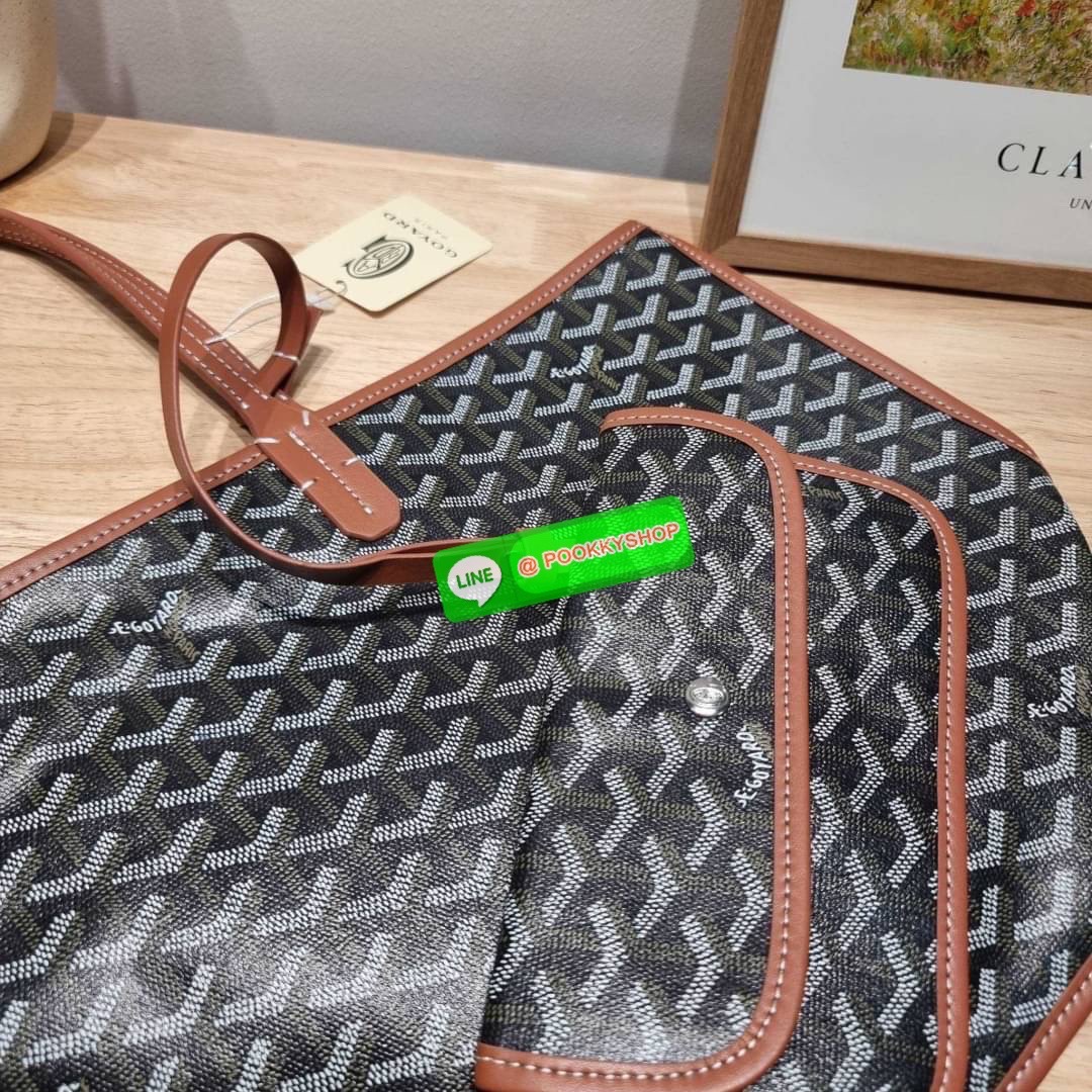 GOYARD ANJOU REVERSIBLE TOTE 🔆 Details ฮอตไอเท็ม กับกระเป๋าสะพายทรงโท้ท ใบใหญ่จุใจ!! มาครบสีขายดี เลิศทุกสี รูปทรงคลาสสิค ดีไซน์เป็นเอกลักษณ์ ใช้งานได้หลากหลาย สามารถกลับด้านใช้ได้แบบไม่มีเบื่อ พิมพ์ลายสวยคม ภายในโล่งกว้างมาก มาพร้อมหูคล้องไหล่ในต