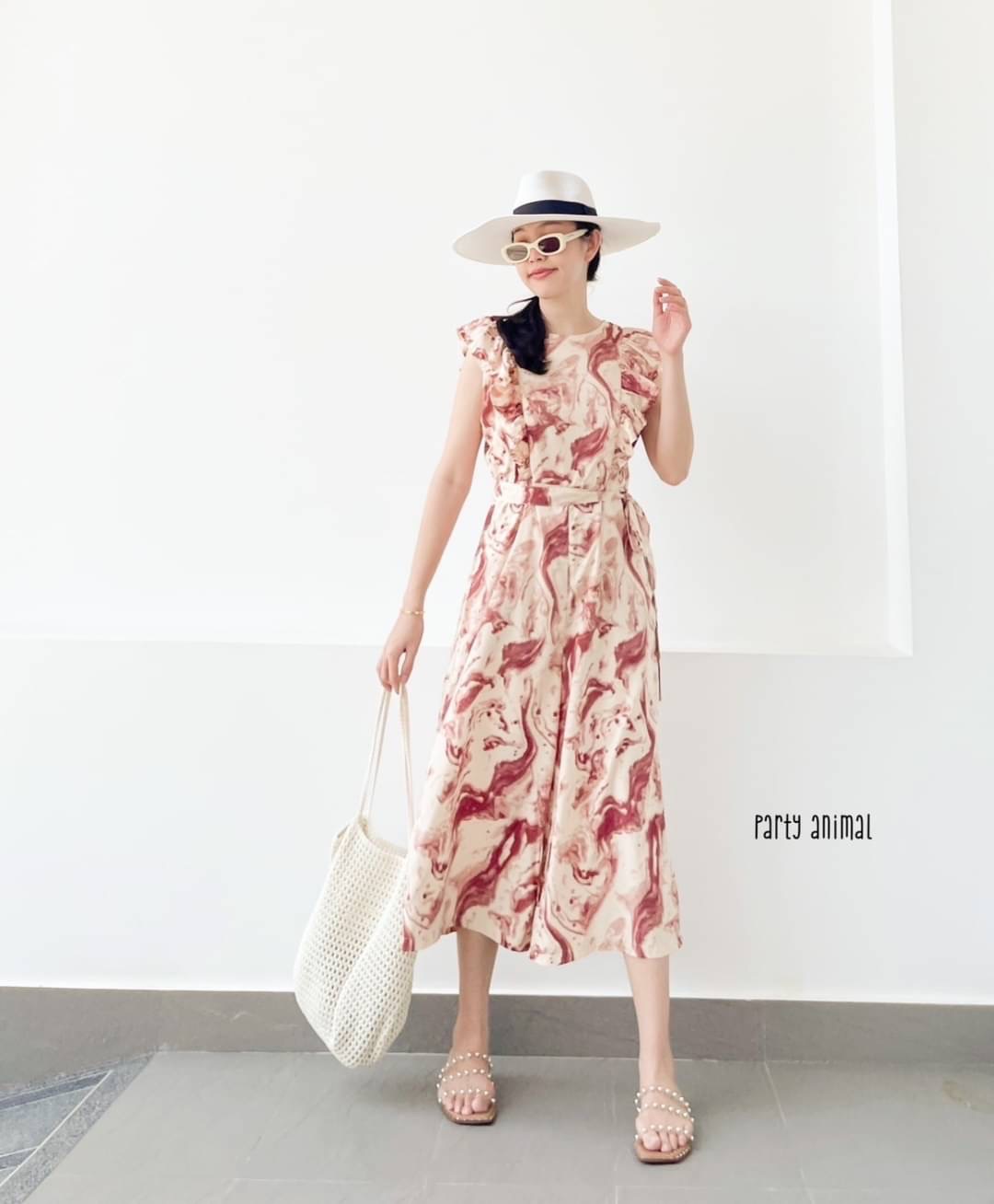 Marble Jumpsuit จั๊มสูทห้าส่วนทรงปล่อย แต่งระบายช่วงอก มาพร้อมเชือกผูกเอว เนื้อผ้า polyester พลิ้วๆนุ่มใส่สบาย งานมีซับในตัว ซิปหลัง และกระเป๋าล้วงข้างตัว เป้ายาวไม่รั้งค่ะ 2สี