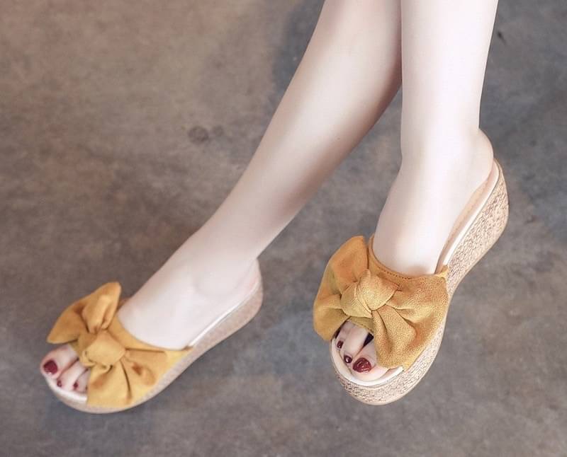 พร้อมส่ง รองเท้าส้นเตารีด สูง 3 นิ้ว แต่งโบว์ ผ้ากำมะหยี่นิ่มๆ น้ำหนักเบา ใส่สบายเท้ามากก นำเข้า 100% มาไม่เยอะน้าา