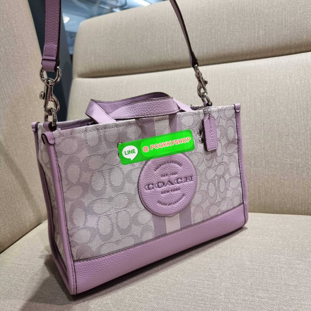 COACH C8448 DEMPSEY CARRYALL IN SIGNATURE JACQUARD WITH PATCH ใบใหญ่ จุใจ คอลเลคชั่นสุดปัง สีที่สาวๆรอคอย ละมุนเกินเบอร์ สวยคม มีความหรูในตัว กับกระเป๋าทรงโท้ท ไซส์ใหญ่ที่สามารถจุของได้แบบไม่ต้องกังวล ฟังก์ชั่นการใช้งานสะดวกที่สุด มีทั้งสายคล้องในตัว และส
