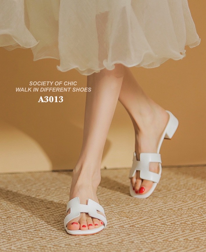 ขายดี ตลอดกาล maxi หน้าสวม H Logo รองเท้าที่หยิบมาใส่ได้บ่อยสุดแบบไม่มีเอาท์ หนังนิ่ม งานสวยใส่สบาย classy มาก ก.ไก่ ล้านตัว พื้นนิ่ม สูงเพียง 2 นิ้ว ใส่เดินยาวๆไปเลยจ้า