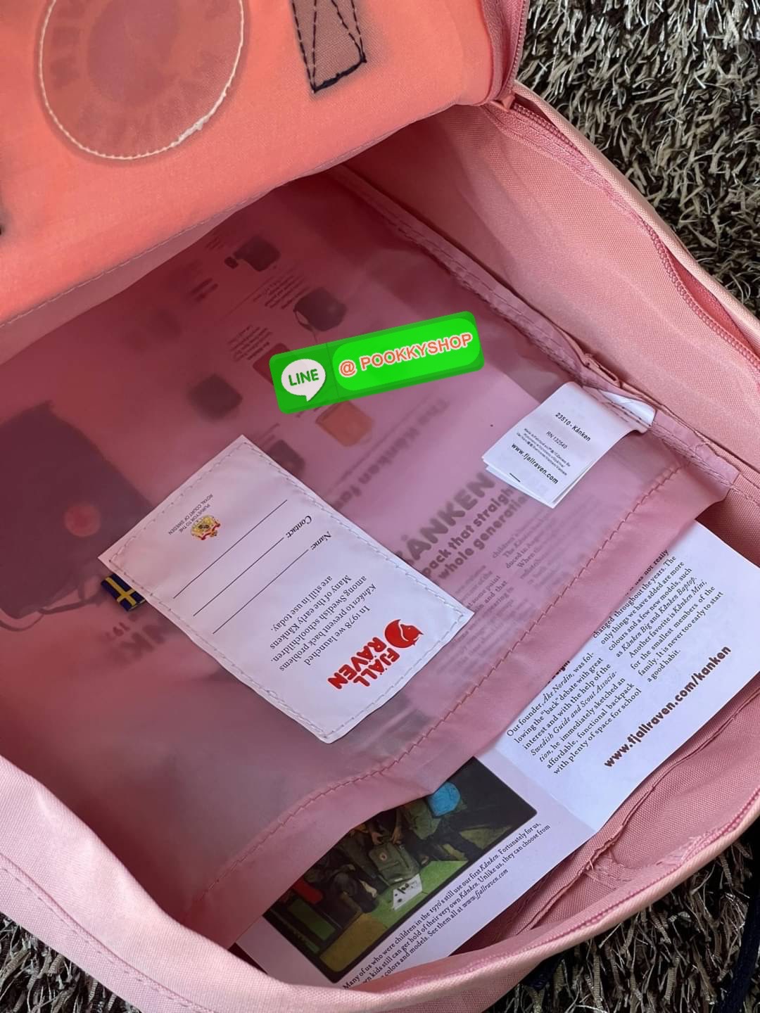 Fjallraven Kanken backpack รุ่น Classic แบรนด์ดังจากสวีเดนที่นิยมกันมากในหมู่วัยรุ่น กระเป๋าเป้ที่มีน้ำหนักเบา แต่มีความทนทาน และช่องว่างต่างๆมากขึ้น มีซิปหน้าสำหรับใส่ของกระจุกกระจิก และหูหิ้วทั้งด้านหน้าและด้านหลัง สำหรับการหิ้วถือได้สะดวก จุดเด่นที่ทำใ