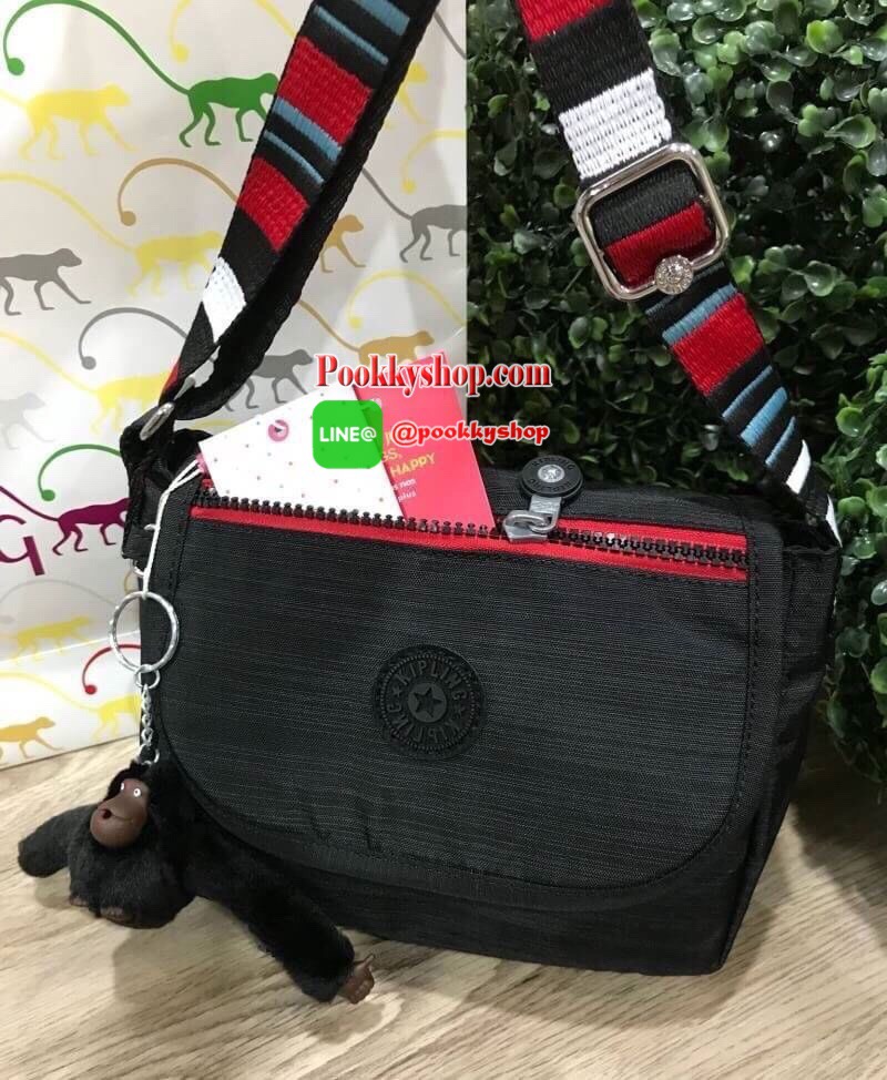 พร้อมส่ง NEW ARRIVAL! KIPLING SABIAN CROSSBODY BAG กระเป๋าสะพายรุ่นชนช็อปวัสดุ Nylon&Polyester 100% ขนาดกำลังน่ารัก เปิดปิดด้วยฝาปิดกระดุมแม่เหล็กและซิปแบรนด์ ด้านหน้ามี1ช่องซิป พร้อมพวงกุญเเจลิงน้อย ภายในมีโลโก้ ช่องซิปและสายคล้องพวงกุญแจ มีสายสะพายยาวหล