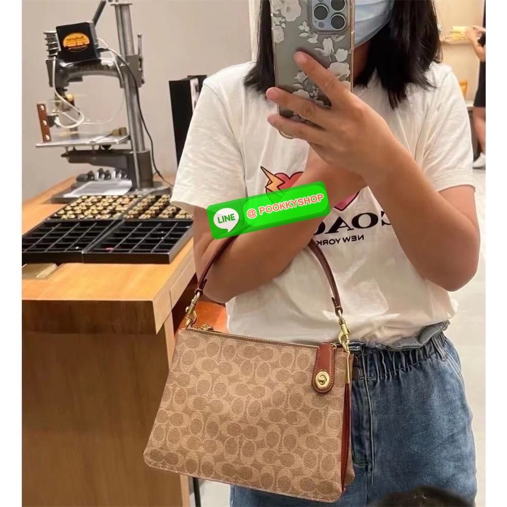 Coach C0698 เรียบแต่เฉียบทุกองศา ความคลาสสิกที่แฝงไว้ด้วยกลิ่นอายความเท่ ดีไซน์ทรงเหลี่ยมจับถนัดมือ ใส่ของจำเป็นได้ครบ เหมาะกับวันทำงาน หรือวันเดินเล่นสบาย ๆ ถือลุคคุณหนู หรือสะพายแบบสาวชิคก็ลงตัว