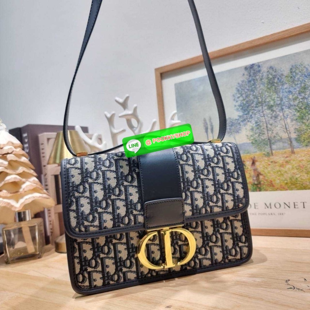 CD 30 MONTAIGNE BAG 🔆 Details กระเป๋าสะพายข้างสุดฮอต จากเคาน์เตอร์ dutyfree ที่สาวๆต้องไม่พลาด ทรงสวยมีกิมมิคในตัว ดูแพง ดีไซน์ย้อนยุคเป็นเอกลักษณ์ เปิด-ปิดด้วยอะไหล่กดล็อคแน่นหนา ใช้งานง่าย ด้านหลังมีช่องใส่ของจุกจิกได้ ภายในเป็นช่องโล่ง ใส่ของสำ