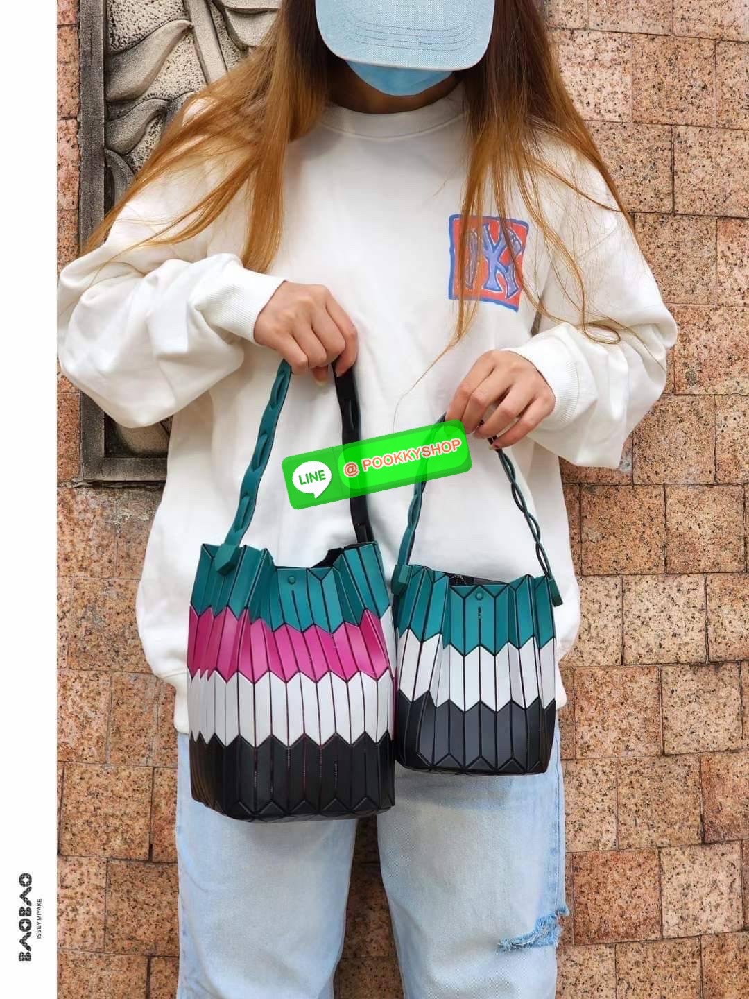 💕Baobao Issey Miyake Large Bucket กระเป๋าบัคเก็ตขนาดใหญ่สามารถใช้ใส่ร่มพับได้หรือขวดน้ำขนาดเล็กได้ ซีรีย์ใหม่นี้มีจุดเด่นที่แผ่นรูปทรงสี่เหลี่ยมด้านขนานในแนวตั้ง เกิดเป็นรูปทรงสามมิติซึ่งแตกต่างไปจากรูปทรงที่เกิดขึ้นจากแผ่นสามเหลี่ยม หูหิ้วสามารถข