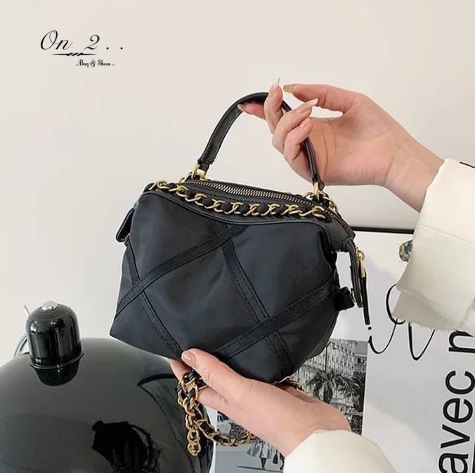 NEW Arrival CHANEL Nylon Crossbody bag กระเป๋าผ้าไนลอนเดินด้ายตารางสีดำ อะไหล่สีทองเข้ม สายโซ่ร้อยหนัง อะไหล่สีทอง สวยเลิศ♥️