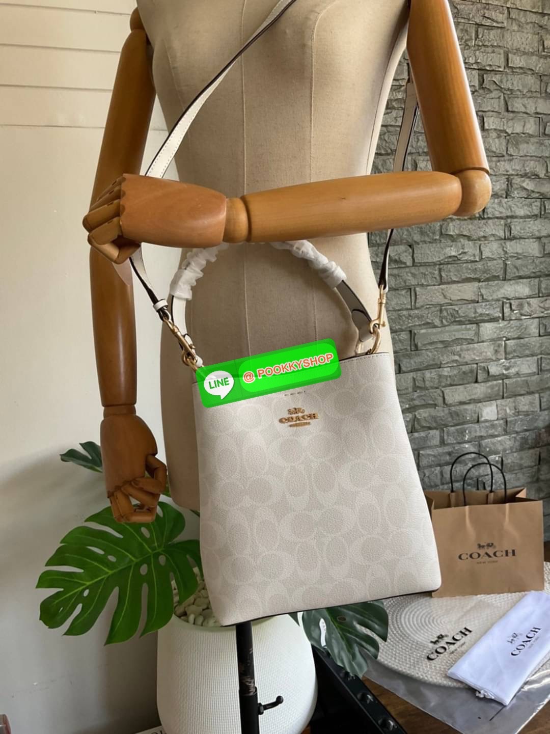 COACH SMALL TOWN BUCKET BAG IN SIGNATURE CANVAS รุ่น 2312 Collection บักเก็ตคลาสสิค รุ่นยอดนิยม กำลังมาแรงมากๆ กระเป๋าสะพายไหล่ และ Cross Body วัสดุหนังแคนวาสอย่างดี มาพร้อมสายสะพายสะพายไหล่ถอดออกไม่ได้ / สายสะพายยาว สายถอดออกได้ มี 3 ช่องใช้งาน