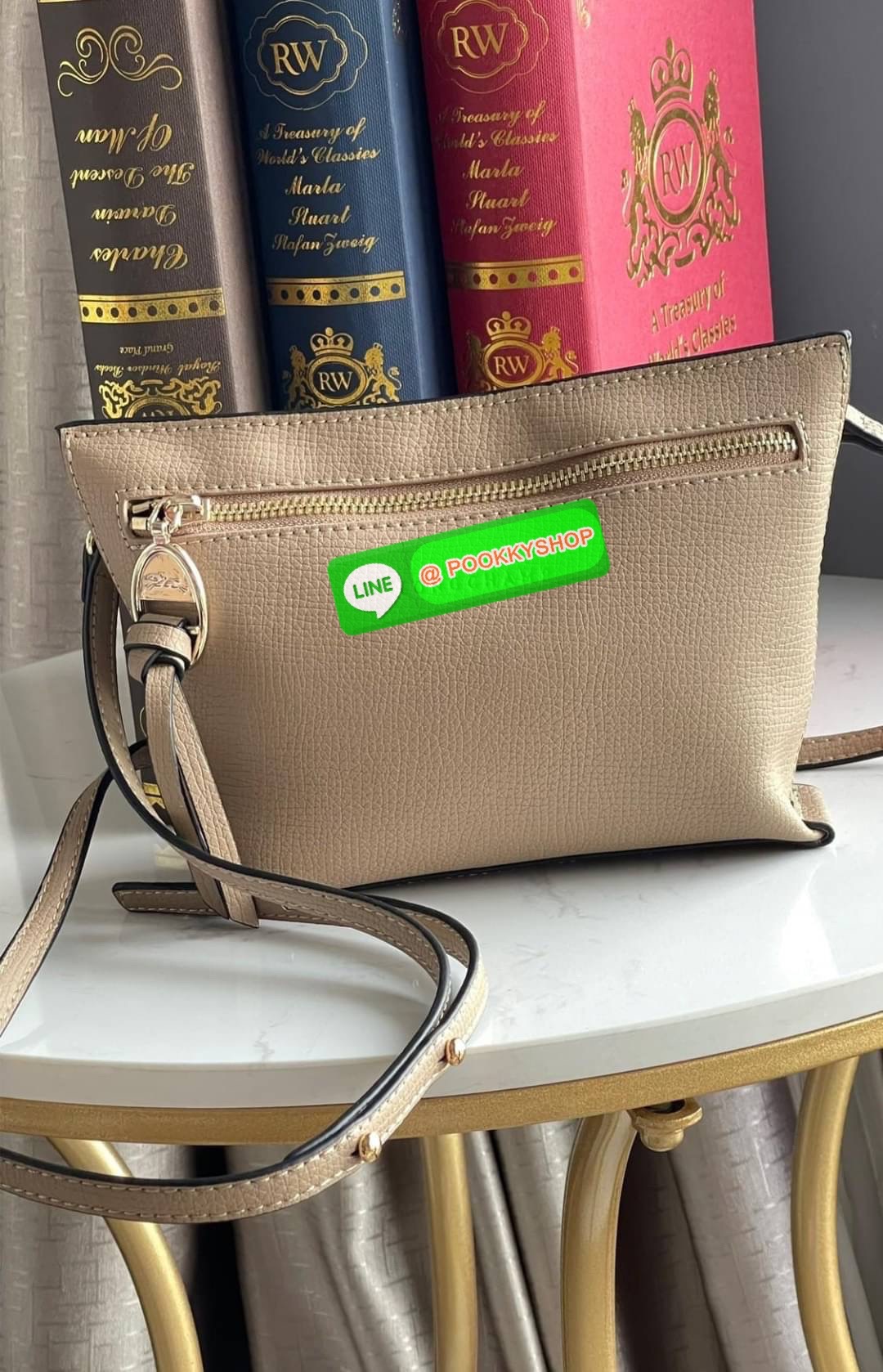 Longchamp MAILBOX Crossbody bag XS ดีไซน์ทรงคลัทช์ที่มีเส้นรูปทรงเรขาคณิตนี้จะรองรับสิ่งของจำเป็นทั้งหมดของคุณ มาพร้อมสายสะพายไหล่แบบปรับได้และถอดออกได้ สวมใส่ได้หลากหลายวิธีเพื่อเพลิดเพลินกับค่ำคืนของคุณอย่างอิสระ ได้แรงบันดาลใจมาจากMAILBOX การเย็บตะเข็บ