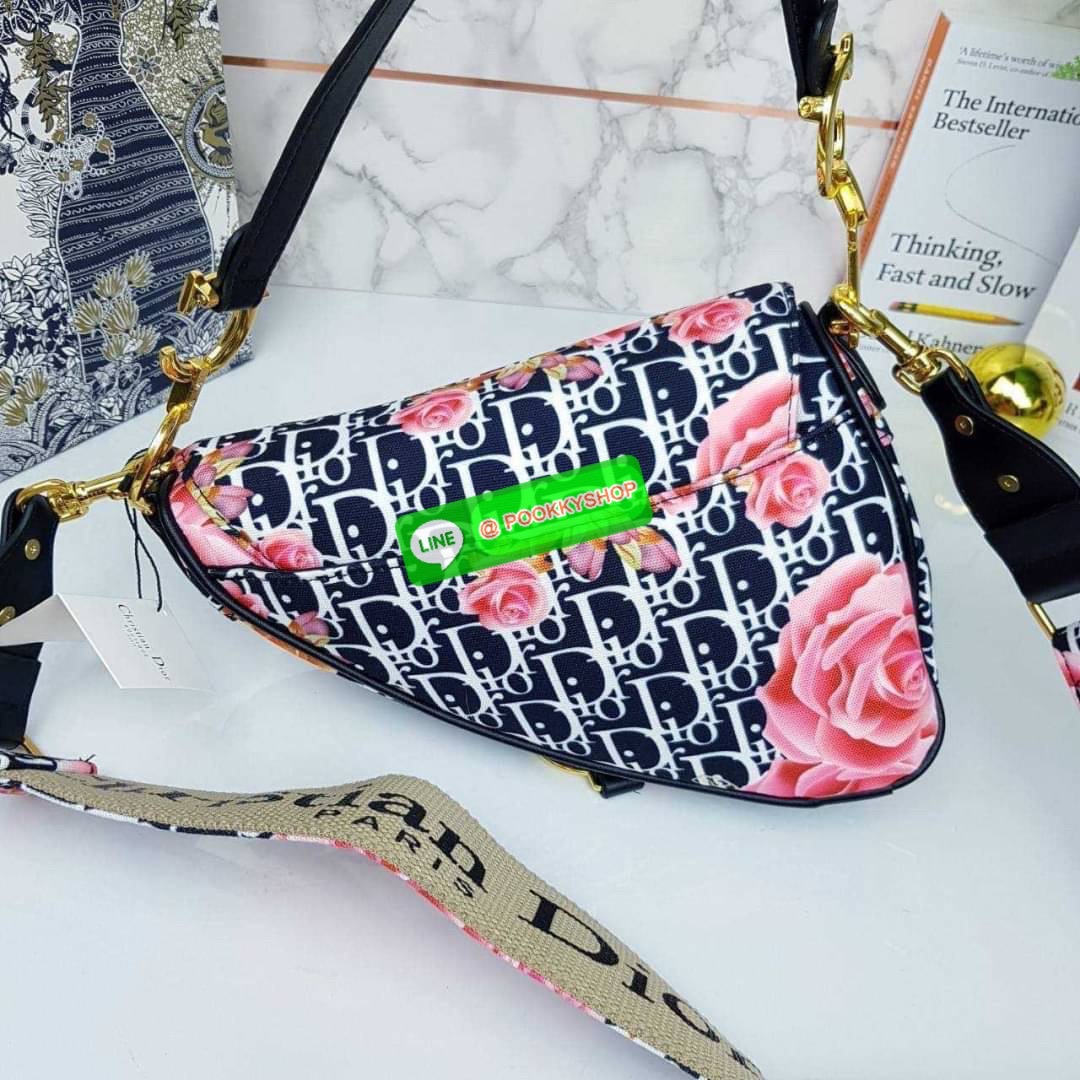 CHRISTIAN DIOR BAG VIP GIFT WITH PURCHASE (GWP) จาก CHRISTIAN DIOR DUTY FREE COUNTER (D4352) กระเป๋าสะพายดีไซน์เก๋ ลุคหรูหรา หรือลุคในวันสบายๆก็เอาอยู่ แมทได้ทุกลุคจริงๆ ดาราเซเล็ปทางฝั่งฮอลลิวู้ดเลิฟกันมากนะไอเทมนี้ จะถือเก๋ๆก็รอด หรือสะพายครอสบอดี้ก็เริ