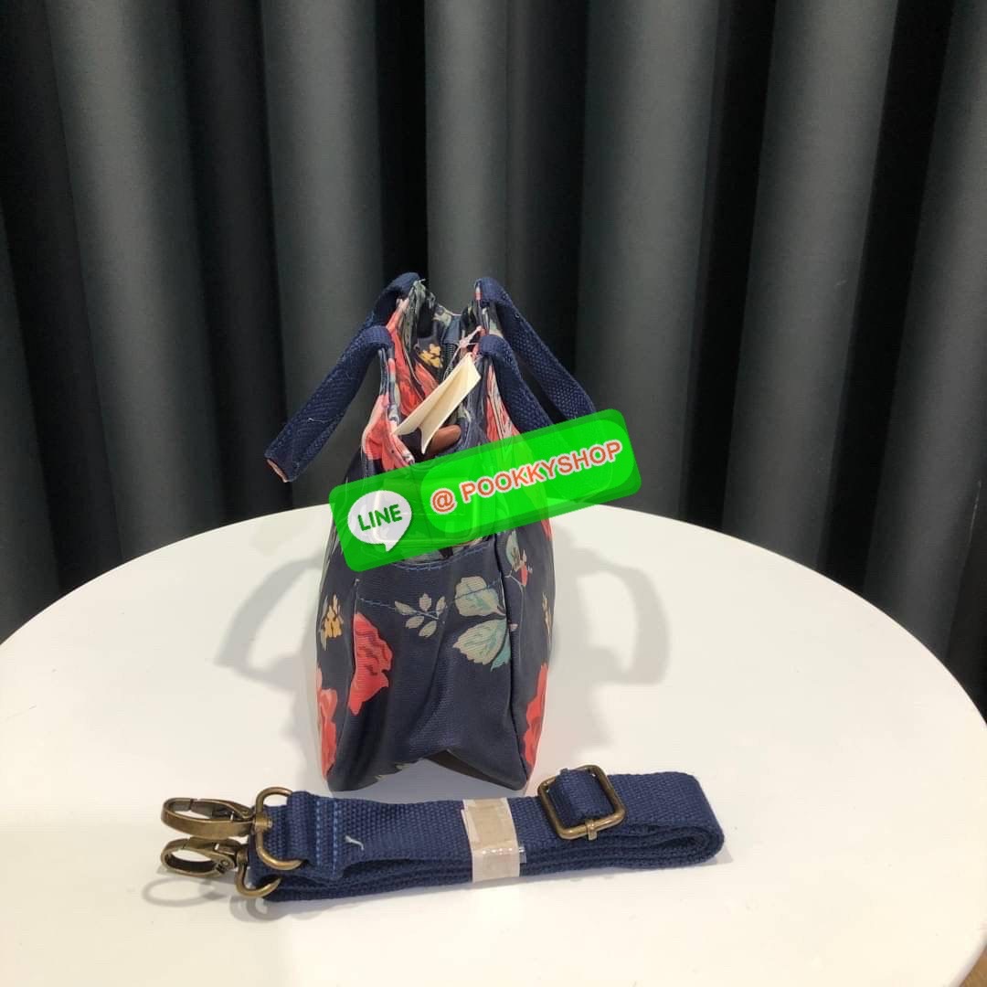 Cath Kidston Mini day Bag กระเป๋าถือหรือสะพายสุดชิค เหมาะสำหรับใช้สะพายในวันทำงานหรือวันสบายๆ เก็บของใช้ระหว่างวันได้เยอะค่ะ เปิด-ปิดด้วยซิป ด้านในมี 1ช่องใหญ่ ช่องซิป 1ช่องและช่องเล็กให้แยกเก็บมือถือของจุกจิก สวยคุ้มมากๆ มีหูจับ มาพร้อมสายสะพายยาวปรับระด