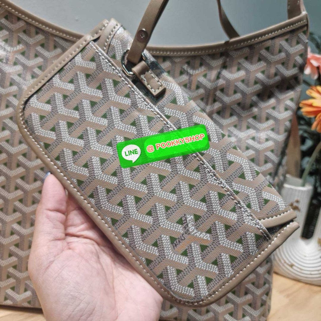🔆 Model GOYARD BOHEME HOBO BAG 🔆 Details ไอเท็มที่ฮอต เด็ด! และมาแรง เข้าวงการแล้วออกไม่ได้จริงๆ! กับกระเป๋าโฮโบใบใหญ่ พร้อมใบลูก มาในสีลิมิเต็ดรุ่นที่ตามหา สวยเด่นเป็นเอกลักษณ์ด้วยลวดลายตัว Y เต็มผืน สายคล้องสะพายในตัว สะดวกใช้ หมดกังวลเร