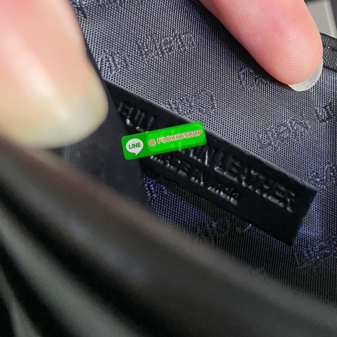 Calvin Klein Leather Belt & Wallet Set Setกระเป๋าสตางค์+เข็มขัด กระเป๋าสตางค์ด้านหน้าปั๊มชื่อแบรนด์ มีช่องใส่รูป ช่องใส่บัตร ช่องใส่ธนบัตร และช่องใส่รูป เข็มขัดหนังแท้ปั๊มแบรนด์ สามารถสลับใช้ได้ทั้ง 2 ด้าน เข็มขัดปรับระดับได้ 5 ระดับ มาพร้อมที่เจาะรูจ้า