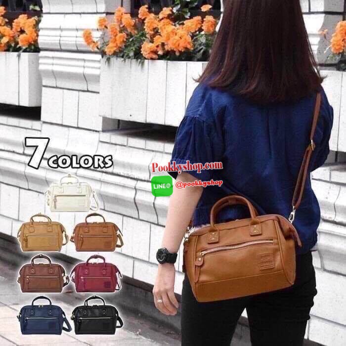 Anello polyester 2 way mini boston bag จากแบรนด์ดังในประเทศญี่ปุ่น กระเป๋าสไตล์คลาสสิค มีโครงปากกระเป๋ากว้างเป็นสัญลักษณ์ วัสดุหนังpu กันน้ำได้ ภายในมีช่องใหญ่และช่องเล็กด้านข้าง2ช่อง เปิดปิดด้วยซิปคู่ มีตัวล้อคที่หูจับ ด้านหน้ามีช่องซิปเล็กใช้งานได้จริง