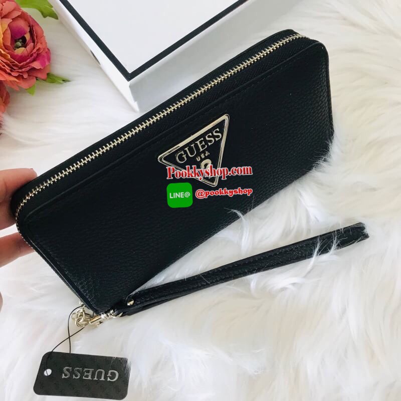 GUESS WOMEN'S LONG WALLET กระเป๋าสตางค์ใบยาวซิปรอบ วัสดุ PU คุณภาพดี นิ่ม น้ำหนักเบา ด้านหน้าประดับด้วยโลโก้แบรนด์สุดหรู ด้านในมีช่องเสียบการ์ด/บัตร/ธนบัตรและช่องซิปสำหรับใส่เหรียญ ด้านหลังมี1ช่องซิปใช้งาน มาพร้อมสายคล้องมือถือเป็นทรงคลัชท์ก็ได้ ราคา