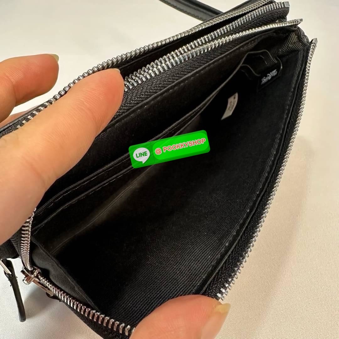 กระเป๋าคล้องมือ COACH 87591 DOUBLE CORNER ZIP WRISTLET IN SIGNATURE CANVAS (COACH 87591 ） กระเป๋าคล้องมือ2เซิปใหญ่ ลายCหนังและ ด้านในเป็นผ้า แบ่งเป็นช่องเล็กๆใส่เหรียญใส่แบงค์ใส่บัตร แล้วแต่จะใส่มีหลายช่อง ใส่โทรศัพท์ได้ทุกรุ่นพร้อมสายคล้องมือ