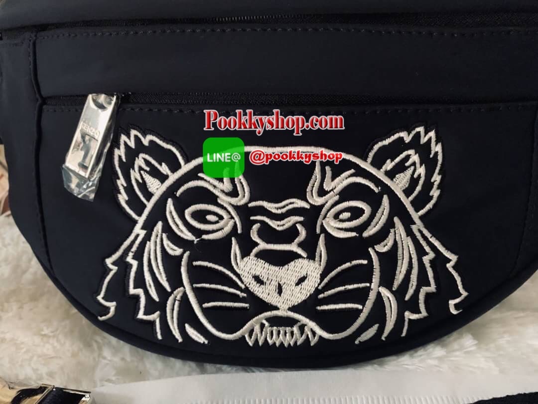 พร้อมส่ง Kenzo Icon Tiger Belt Bag ดีไซต์ที่โดดเด่น ผสมผสานกันอย่างลงตัว กระเป๋าคาดอก/คาดเอว Kenzo วัสดุ : 75% Rubber , 25% Polyester เปิดปิดด้วยซิป ด้านหน้ามี 1 ช่องชิปสำหรับเก็บของที่หยิบใช้บ่อยระหว่างวัน ด้านในโล่งกว้าง จุของได้เยอะพอควร สายสะพายปรับเล