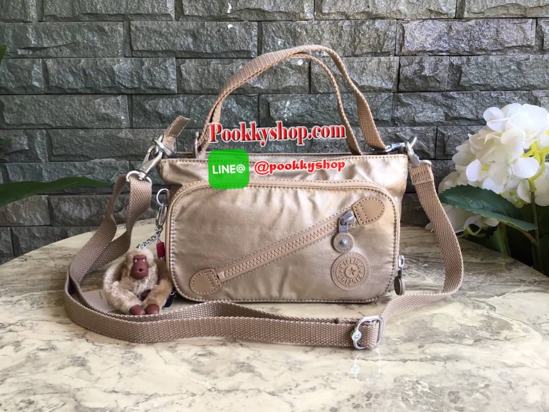 Kipling milos crossbody bag (K13696) กระเป๋าสะพายข้าง crossbody ขนาดกำลังดี มี 2 สาย สายสะพายสั้น ถือเป็นทรงพอรช์(pochette)ถอดเปลี่ยนสลับกับสายยาวได้ มีช่องซิปใช้งาน3ช่อง 2ช่องใหญ่ภายในมีเล็กแยกเป็นสัดส่วน ใส่มินิไอแพค กระเป๋าสตางค์ยาวได้ ด้านหน้ามีช่องซิ
