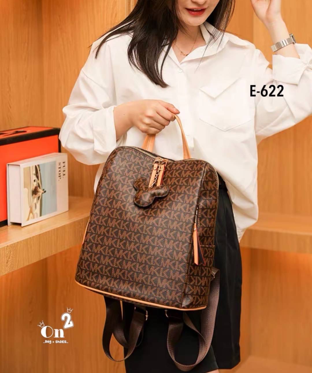 กระเป๋าสะพายเป้แฟชั่นมาใหม่ งานสไตล์แบรนด์ งานซิป ขนาดกำลังดีน่าใช้มากค่ะ พร้อมส่ง 2 สีค่ะ