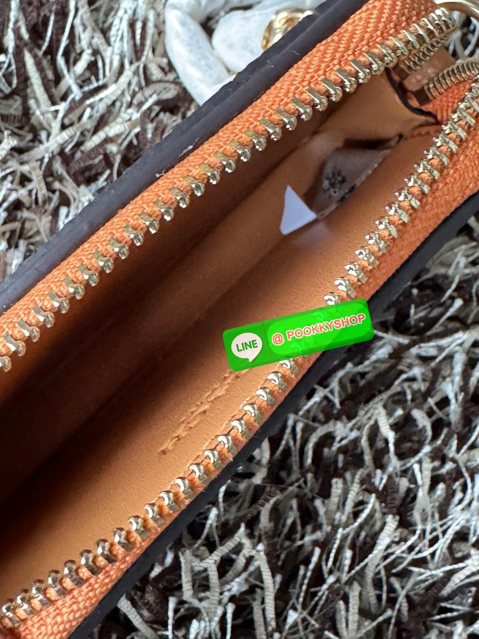 Coach Signature Zip Card Case (C0058) กระเป๋าใบนี้นอกจากช่องใส่บัตรแล้ว ด้านหลังยังมีช่องสำหรับใส่ธนบัตรหรือเหรียญสามารถเปิดปิดได้ด้วยซิป เพิ่มลูกเล่นเป็นสายโซ่คล้องมือ หรือคล้องกับกระเป๋าก็ได้เช่นกัน ขนาดกะทัดรัด พกพาสะดวก การดูแลรักษาง่าย ยังให้ลุคที่ดู