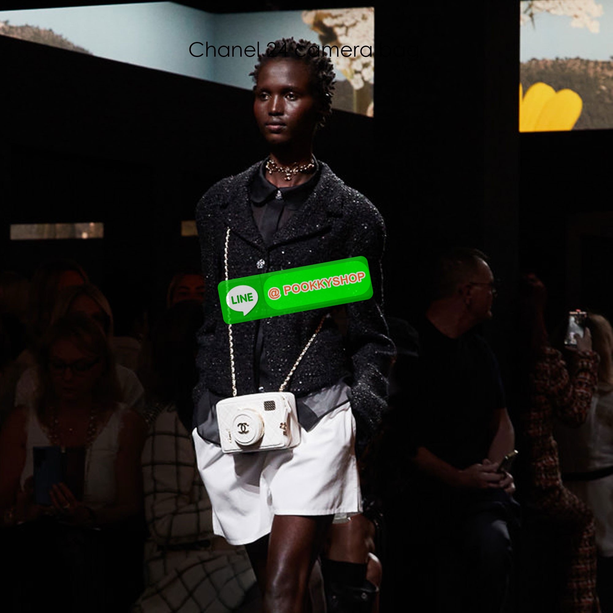Chanel 24 camera bag Spring 2024 กระเป๋าสะพายทรงกล้อง เก๋มากสุดไอคอนิก ดีไซน์เป็นเอกลักษณ์ ดูแพงเกินเรื่อง มีความโดดเด่นดีไซน์คล้ายเลนส์ด้านหน้าเปิดเป็นกระจกได้ มาพร้อมสายสะพายยาว รูดใช้งานด้วยซิป ภายในโล่งกว้าง ใส่ของสำคัญต่างๆได้ครบ เป็นไอเท็มที่ตอบโจทย
