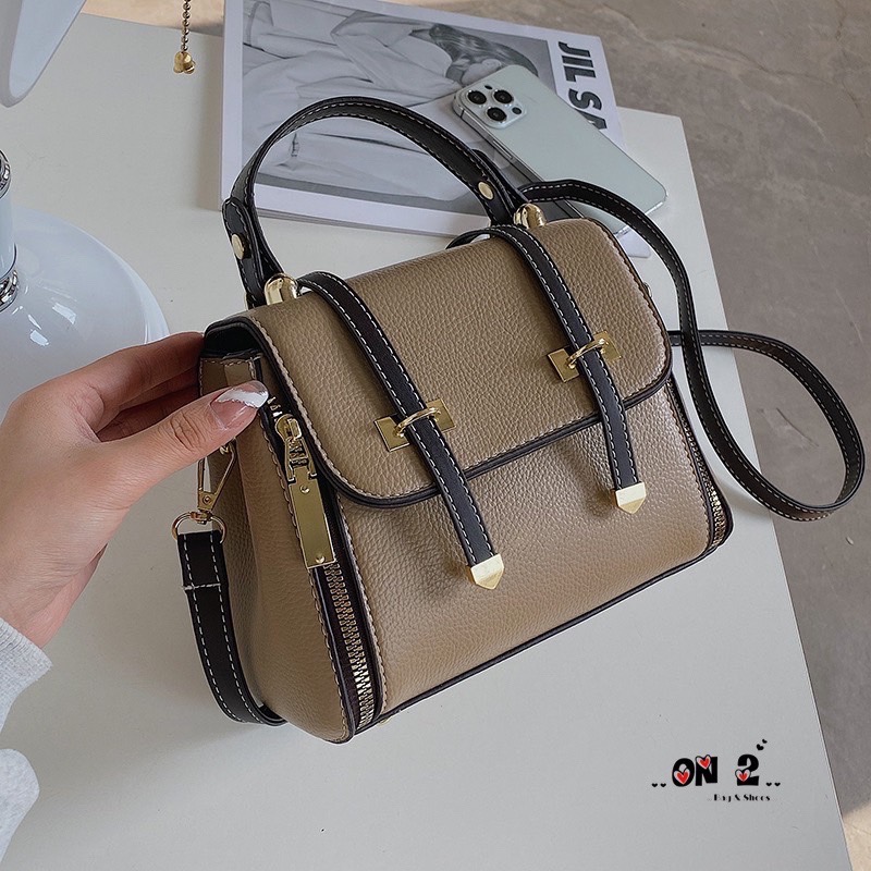 506 กระเป๋าสะพายข้างทรงฝาปิด วัสดุตัวกระเป๋าทำจากหนังผสมอย่างดี อะหลั่ยสีทอง กระเป๋าเป็นปากซิป ด้านข้างมีแต่งด้วยซิป เกร๋มากจ้า มาพร้อมสายยาวทำจากหนังตัวเดียวกับกระเป๋า สามารถปรับระดับได้