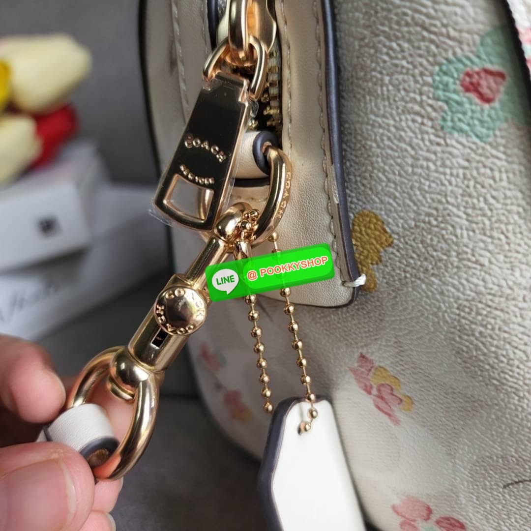 COACH ROWAN SATCHEL IN SIGNATURE CANVAS WITH MYSTICAL FLORAL PRINT (COACH C8615) กระเป๋าสะพายข้างทรงหมอนเป็นอีกรุ่นมาแรงสุดๆ ฮอตตลอด เป็นทรงที่ต้องมาติดตู้ โดดเด่นอย่างลงตัวกับรุ่นนี้ หมอน 10" รุ่นมีช่องซิปด้านหน้า สามารถแยกเก็บของสำคัญๆได้อย่างเป็นส