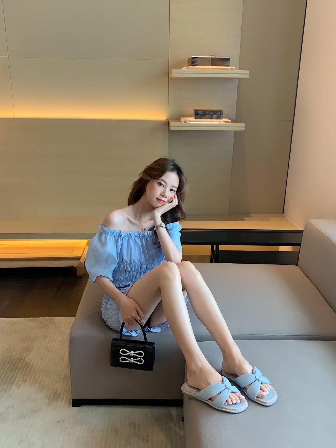 งานใหม่ พร้อมส่ง งานสวยๆพร้อมเสิร์ฟจ้า ตัวนี้ห้ามพลาด รองเท้ามาใหม่ งานหนังนิ่มมากคะ ทรงสวย แมตช์กับกางเกง👖หรือกระโปรง👗ก็ได้ค่ะ ใส่สบาย แม่ค้าคอนเฟริม เหมาะกับซัมเมอร์ช่วงมากเลยค่า ☀️🌊สาวๆห้ามพลาดนะคะ อย่าช้ารีบเลย🔥