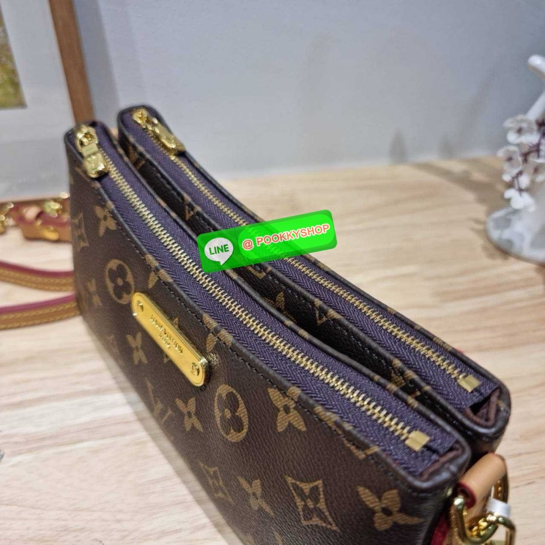 🔆 Model LV liv pochette 🔆 Details ยังคงมีความเป็นเอกลักษณ์ ดีไซน์ลวดลายโมโนแกรมเรียบหรู กับกระเป๋าทรงสวยจากเคาน์เตอร์ dutyfree สวยจับต้องได้ เก๋มากๆ เพลทโลโก้สีทองโดดเด่น มาพร้อมสายสะพายถึง 2 แบบ สายโซ่และสายหนัง ที่สามารถปรับใช้สร้างลุคได