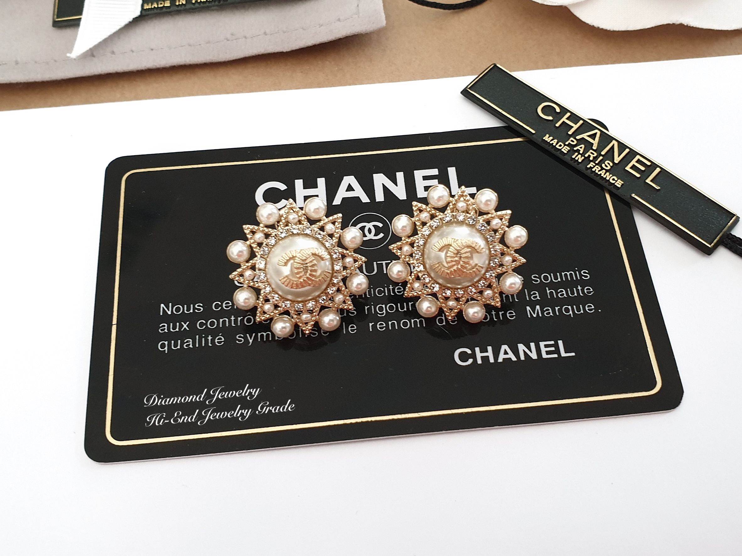 Super Hi-End Quality !!!! ((งาน 1:1 เหมือนในช็อปมากที่สุดในท้องตลาด)) Chanel Earring ต่างหูชาแนลงาน 1:1 เหมือนของแท้เป๊ะๆค่ะ งานมุกสวยๆ รับรองงานสวยมากกกกก ดูหรู ดูผู้ดีสุดๆ งานดี คุณภาพดีมากๆมากๆคะรับประกันความพอใจเลยค่ะ ตัวเรือนสีทองอ่อน สวยมาก คอนเฟิม