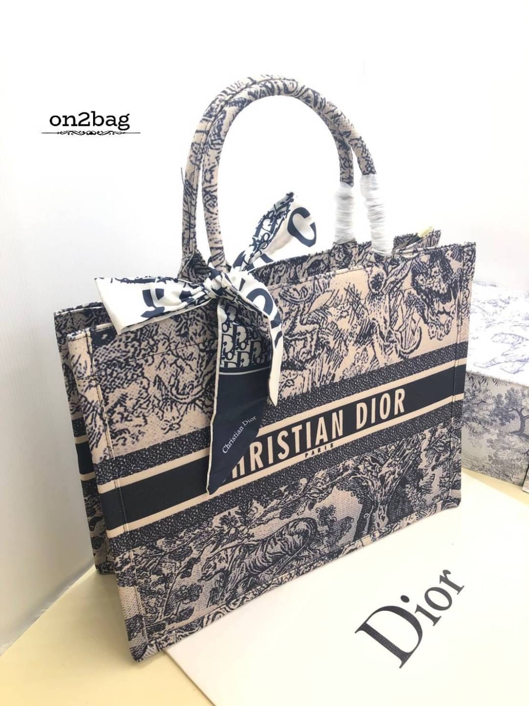 มาแล้วค่ะdior christian สำหรับใครที่รอรุ่นนี้ ขนาดใหญ่ กำลังพอดีใส่ของได้เยอะ ตัวกระเป๋าผลิตจากผ้าทออย่างดีแน่นหนา งานมีซิป ปั๊มแบรนด์ทุกจุด