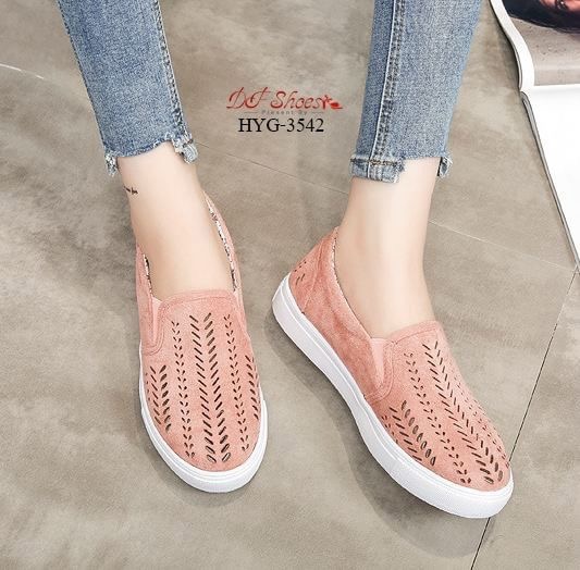 สินค้าพร้อมส่ง รองเท้าลำลองนำเข้า วัสดุผ้าสักหลาดฉลุ ระบายอากาศดี ด้านในซับในด้วยผ้า พื้น PU กระชับเท้าค่ะ