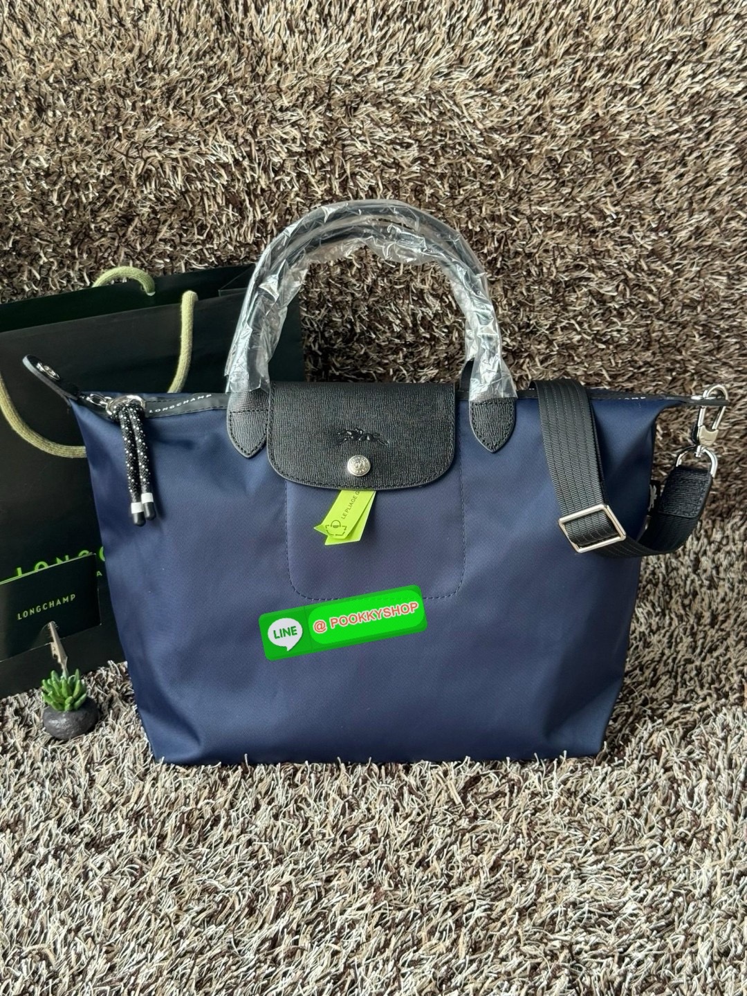 Large Longchamp LE PLIAGE ENERGY L HANDBAG LE PLIAGE รีไซเคิล ECONYLสไตล์สปอร์ต ทันสมัย และใช้งานได้จริง น้ําหนักเบา กระเป๋าใบนี้เป็นเครื่องประดับที่มีเสน่ห์ในอุดมคติที่จะติดตามคุณในทุกกิจกรรมยามเย็นของคุณ มาพร้อมกับสายสะพายไหล่ปรับได้ สามารถพกพาได้ ทั้งแ