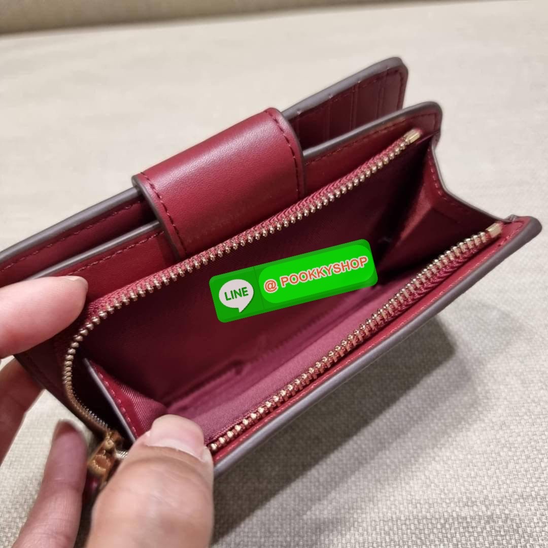 COACH C7413 MEDIUM CORNER ZIP WALLET WITH ORNAMENT PRINT คอลเลคชั่นใหม่ กระเป๋าสตางค์ใบกลาง ดีไซน์ใหม่ สุดหรู คละลายพริ้นท์เต็มใบ น่าใช้ไปอีก วัสดุหนังแคนวาสเคลือบลาย ภายในมีช่องใส่บัตร ใส่ธนบัตรได้ครบ และมีช่องซิปแยก ใบจริงสวยมากๆ แนะนำจ้า ราคาสุดคุ้มครบ