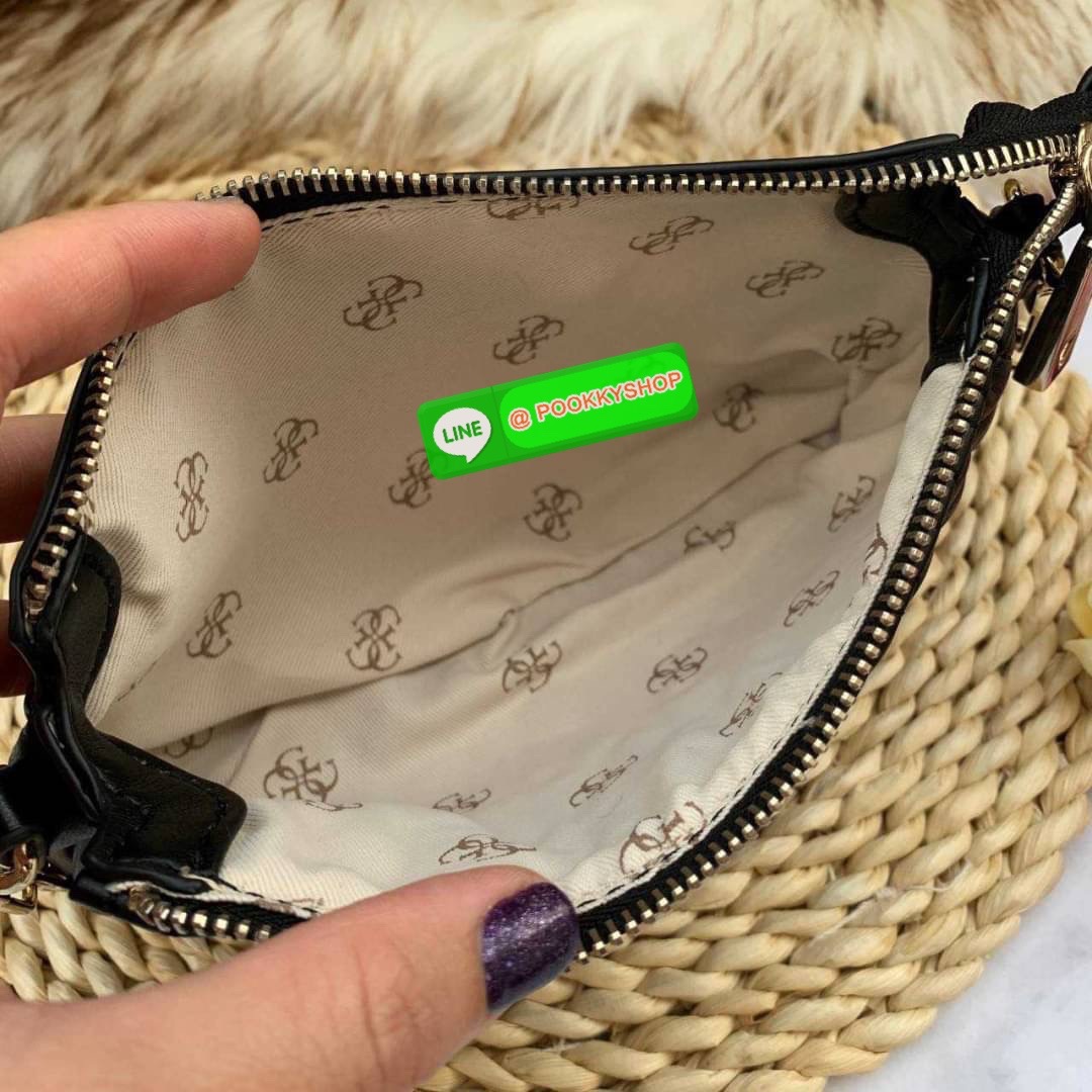 Guess ซื้อ 1 ได้ถึง 2 วัสดุหนัง PU เนื้อนิ่ม มาพร้อมสายสะพาย 2 เส้น สายโซ่สั่นสำหรับสะพายคล้องไหล่ และสายหนังยาวสะพายคลอสบอดี้สามารถปรับระดับได้ สวยได้หลายลุค คุ้มสุดๆจ้า