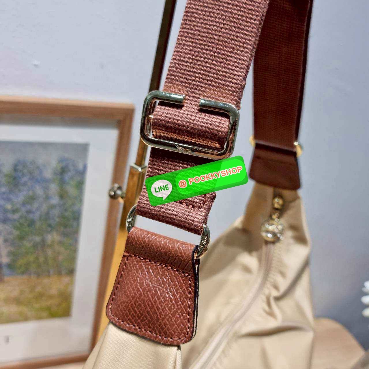 🔆 Model Longchamp le pliage hobo bag 🔆 Details กลับมาอีกครั้งกับรุ่นหายาก กระเป๋าทรงโท้ท ใบใหญ่กำลังดี จุของได้เยอะมากๆ ใส่โน้ตบุ้คได้ ใช้ไปทำงานแมทช์ได้กับทุกไลฟ์สไตล์ ด้านข้างมีกระเป๋าเล็กๆใส่ของจุกจิกหรือโทรศัพท์ได้ เปิด-ปิดกระเป๋าด้วยซ