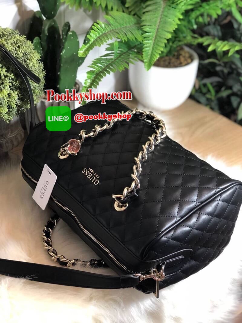 GUESS Sweet Candy Large Satchel กระเป๋าสะพายทรง Bowling รุ่นใหม่ล่าสุดจาก GUESS FACTORY หนังนิ่มลายตารางสวยอยู่ทรงใบใหญ่กำลังดี ด้านหน้าประดับโลโก้หูหิ้วโซ่ร้อยหนังสะพายไหล่ได้เเข็งแรงรับน้ำหนักได้เยอะ เปิดปิดด้วยซิปสะดวกใช้ มีหมุดรองฐานกันรอย ภายในมีช่อง